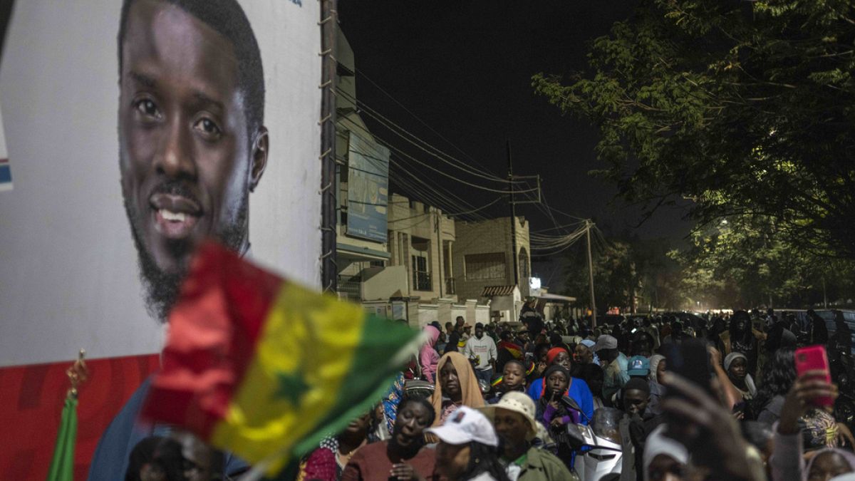 Simpatizantes del candidato Bassirou Diomaye Faye se reúnen frente a su sede de campaña mientras esperan los resultados de las elecciones presidenciales, en Dakar, Senegal.