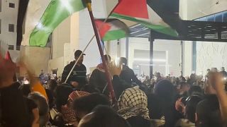 أردنيون يتظاهرون أمام السفارة الإسرائيلية في عمان. 2024/03/24