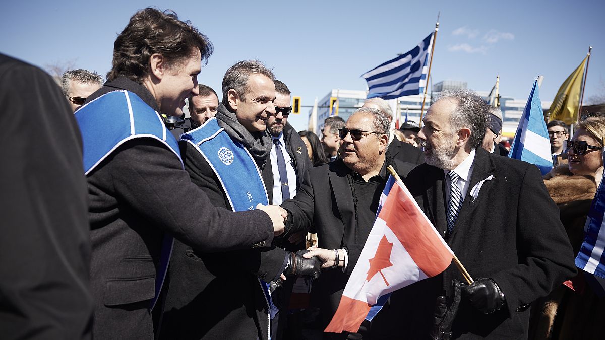  Ο πρωθυπουργός Κυριάκος Μητσοτάκης, μαζί με τον Καναδό ομόλογό του, Τζάστιν Τριντό, μιλούν με κόσμο που ήρθαν να παρακολουθήσουν την παρέλαση συλλόγων της Ελληνικής Κοινότητα