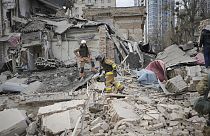 Efectivos de los cuerpos de protección civil inspeccionan los daños tras un ataque aéreo ruso en Kiev, Ucrania, el lunes 25 de marzo de 2024.