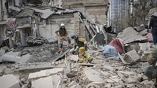 Efectivos de los cuerpos de protección civil inspeccionan los daños tras un ataque aéreo ruso en Kiev, Ucrania, el lunes 25 de marzo de 2024.