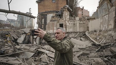 Der Kiewer Bürgermeister Vitali Klitschko am Ort des russischen Angriffs auf den Bezirk Pechersk in Kiew, Ukraine, Montag, 25. März 2024.