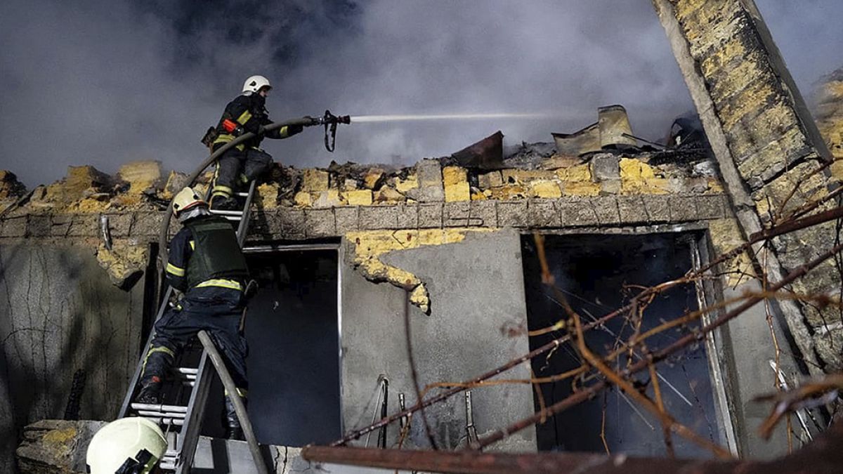 Des pompiers ukrainiens tentent d'éteindre un incendie causé par des missiles de l'armée russe