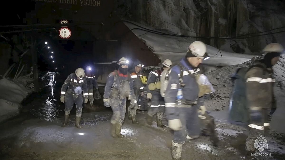 En esta foto del Ministerio de Situaciones de Emergencia de Rusia del 24 de marzo de 2024, los rescatistas abandonan la mina derrumbada en Zeysk, en el este de Rusia.