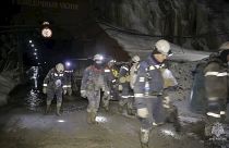 En esta foto del Ministerio de Situaciones de Emergencia de Rusia del 24 de marzo de 2024, los rescatistas abandonan la mina derrumbada en Zeysk, en el este de Rusia.