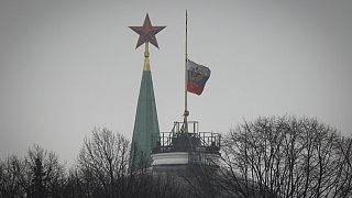 Bandiera russa a mezz'asta per la giornata di lutto nazionale del 24 marzo 2024