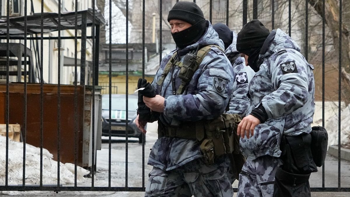ضباط الشرطة يمرون أمام بوابة محكمة مقاطعة باسماني في موسكو، روسيا. 2024/03/24
