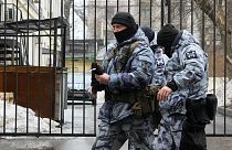 ضباط الشرطة يمرون أمام بوابة محكمة مقاطعة باسماني في موسكو، روسيا. 2024/03/24