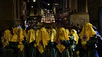 Varios penitentes portan una figura religiosa durante la procesión de 'La Dolorosa', a pocos días de la Semana Santa, en Pamplona, España, el viernes 22 de marzo de 2024.