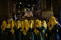 Varios penitentes portan una figura religiosa durante la procesión de 'La Dolorosa', a pocos días de la Semana Santa, en Pamplona, España, el viernes 22 de marzo de 2024.