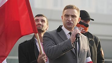 El líder de la extrema derecha, Robert Bakiewicz, habla al inicio de la marcha anual del Día de la Independencia en Varsovia, Polonia, el jueves 11 de noviembre de 2021. 