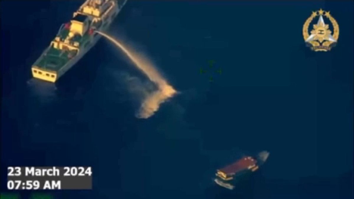 Un navire des garde-côtes chinois tire au canon à eau sur un bateau philippin