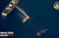 Un navire des garde-côtes chinois tire au canon à eau sur un bateau philippin