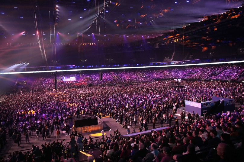 Freiwillige für die Olympischen Spiele in Paris 2024 bei einem Treffen in der La Défense Arena am Samstag, 23. März 2024 in Nanterre, am Rande von Paris.