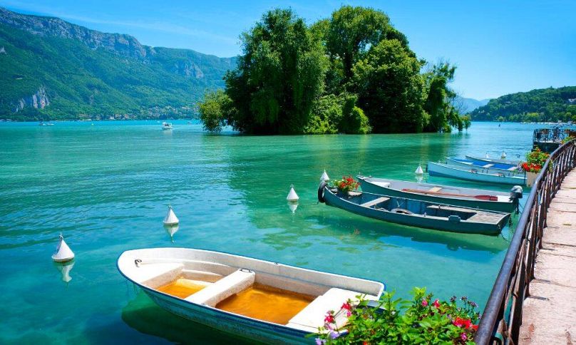 Bateaux amarrés sur le lac d'Annecy, France.