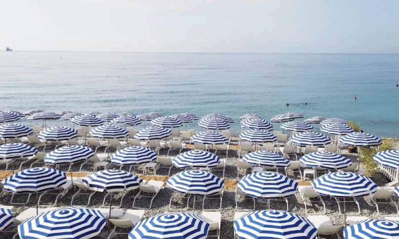 Parasols de plage rayés à Nice, France.