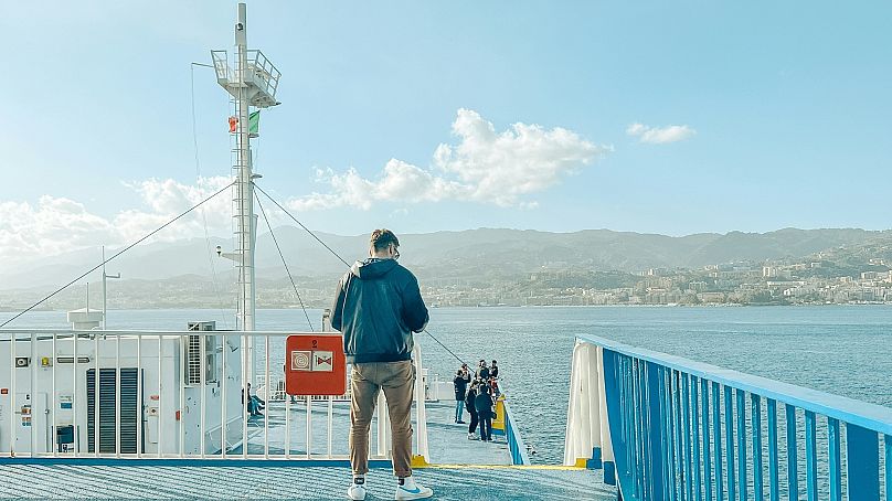 Viajar a Sicilia en ferry puede ser una experiencia única.
