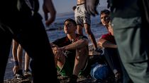 Нелегальные мигранты, прибывшие в испанский анклав Сеута, на пляже