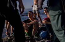 Нелегальные мигранты, прибывшие в испанский анклав Сеута, на пляже
