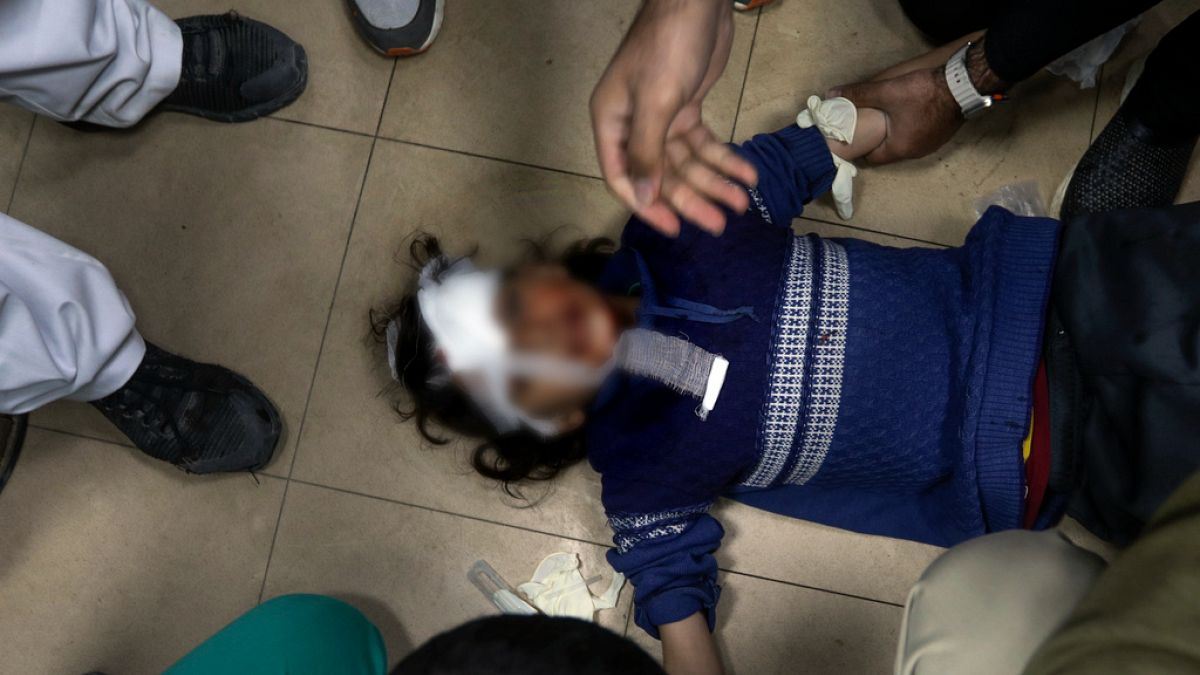 İsrail bombardımanı sonucu yaralanan Filistinli bir çocuk Gazze'deki el Aksa Hastanesi'nde tedavi edilirken