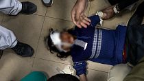 İsrail bombardımanı sonucu yaralanan Filistinli bir çocuk Gazze'deki el Aksa Hastanesi'nde tedavi edilirken