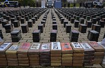 Parte di un bottino di 11 tonnellate di cocaina viene esposto nel patio di una stazione di polizia a Madrid, in Spagna, martedì 12 dicembre 2023