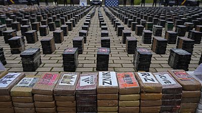 Parte di un bottino di 11 tonnellate di cocaina viene esposto nel patio di una stazione di polizia a Madrid, in Spagna, martedì 12 dicembre 2023