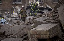 Ukrainische Ersthelfer gehen in den Trümmern eines Gebäudes im Stadtteil Pecherskyi nach einem russischen Luftangriff in Kiew, Ukraine, am Montag, 25. März 2024. 
