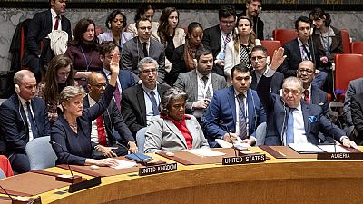 Linda Thomas-Greenfield, embajadora y representante de EE. UU. ante la ONU, se abstiene de votar en el Consejo de Seguridad de la ONU, que pide un alto el fuego en Gaza.
