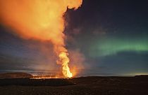 L'aurora boreale e la lava a Grindavik, in Islanda