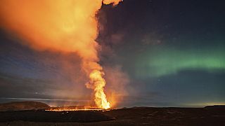 L'aurora boreale e la lava a Grindavik, in Islanda