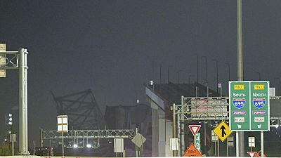 Teile der Francis-Scott-Key-Brücke stehen noch, nachdem ein Containerschiff am Dienstag, 26. März 2024, in Baltimore mit einer Stütze kollidiert ist. 