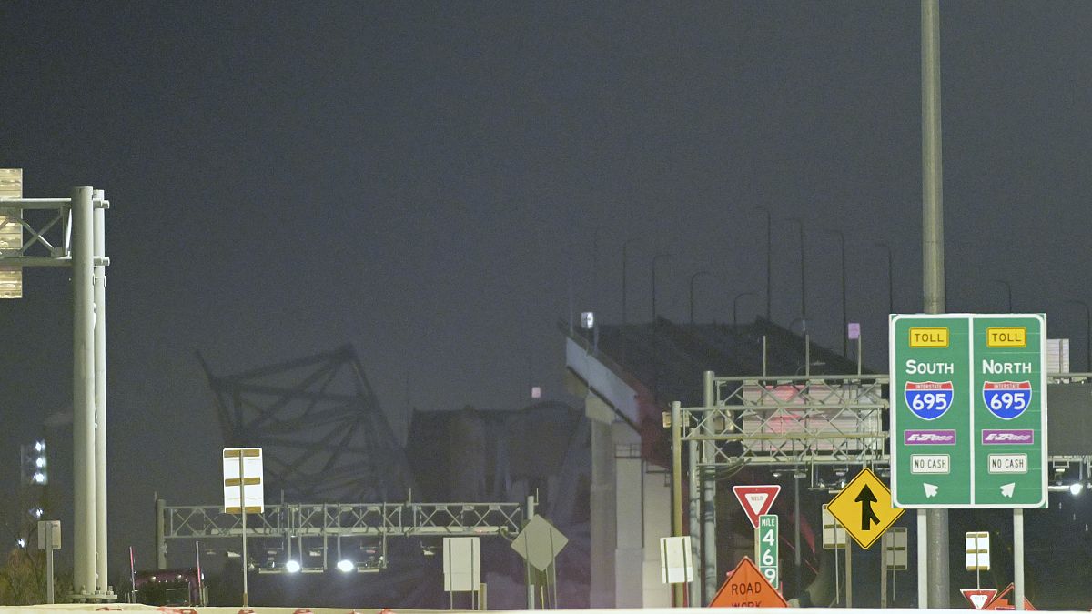 Partes del puente Francis Scott Key permanecen después de que un buque portacontenedores chocó con un soporte el martes 26 de marzo de 2024 en Baltimore.
