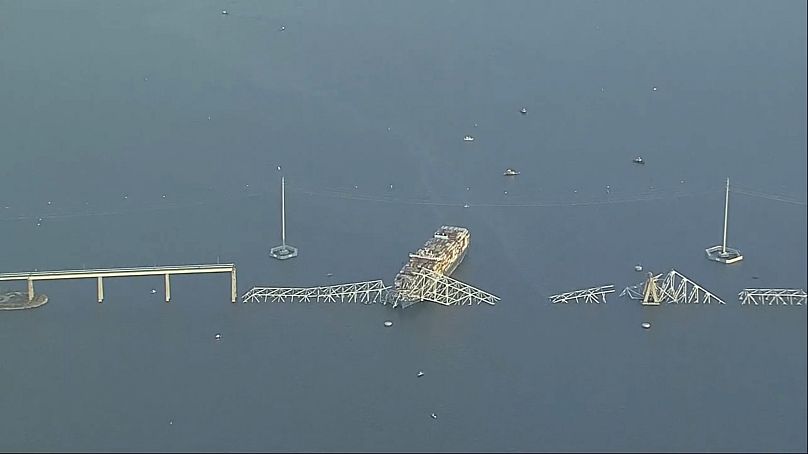 Partes del puente Francis Scott Key permanecen después de que un buque portacontenedores chocó con un soporte el martes 26 de marzo de 2024 en Baltimore