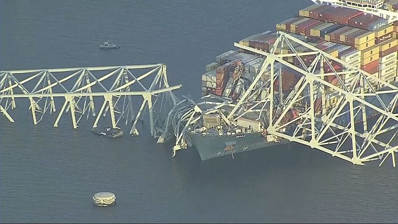 Partes del puente Francis Scott Key permanecen después de que un buque portacontenedores chocó con un soporte el martes 26 de marzo de 2024 en Baltimore.