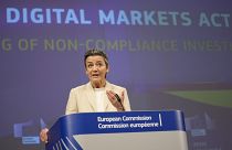 مارغريت فيستاغر خلال مؤتمر إعلامي بشأن قانون الأسواق الرقمية في مقر الاتحاد الأوروبي في بروكسل