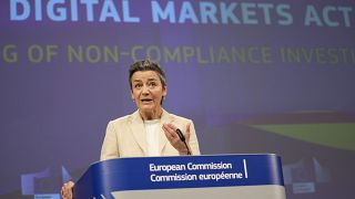 مارغريت فيستاغر خلال مؤتمر إعلامي بشأن قانون الأسواق الرقمية في مقر الاتحاد الأوروبي في بروكسل