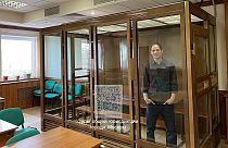 Der Wall Street Journal-Reporter Evan Gershkovich in einem Glaskäfig in einem Gerichtssaal des Moskauer Stadtgerichts in Moskau, Russland, Dienstag, 26. März 2024.