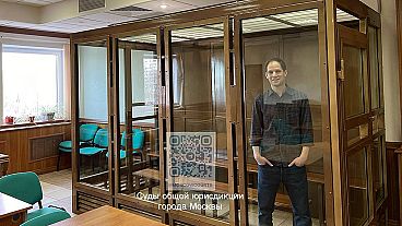 Der Wall Street Journal-Reporter Evan Gershkovich in einem Glaskäfig in einem Gerichtssaal des Moskauer Stadtgerichts in Moskau, Russland, Dienstag, 26. März 2024.