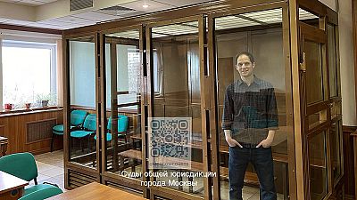 El reportero del Wall Street Journal Evan Gershkovich se encuentra en una jaula de cristal en una sala del Tribunal Municipal de Moscú, Rusia, el 26 de marzo de 2024.