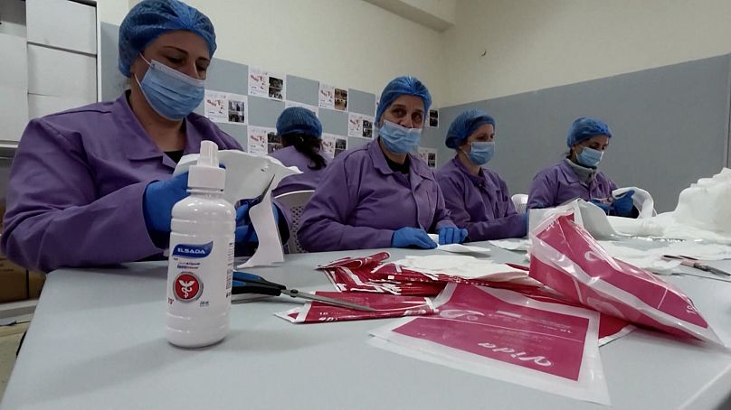 زنان مشغول تولید پدهای بهداشتی