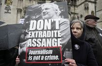 Cartel de una de las personas que protestan para que no se extradite a Assange