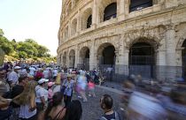 Turisták Rómában 2022. június 20-án