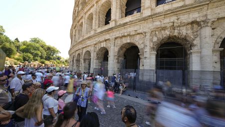 Turisti in visita al Colosseo a Roma (20 giugno 2022)