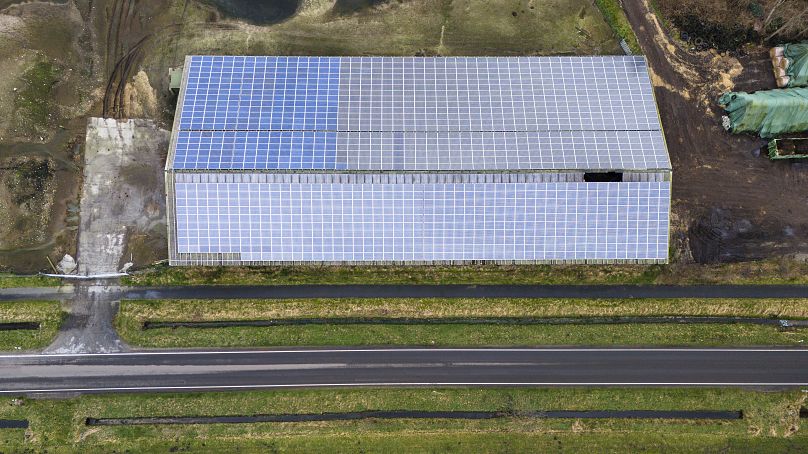 Eine Photovoltaikanlage auf einem Gebäude in Sprakebüll, Deutschland.
