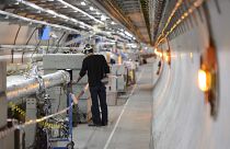 Un tecnico lavora nel tunnel LHC (Large Hadron Collider) del CERN, 2016.