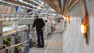 Un tecnico lavora nel tunnel LHC (Large Hadron Collider) del CERN, 2016.