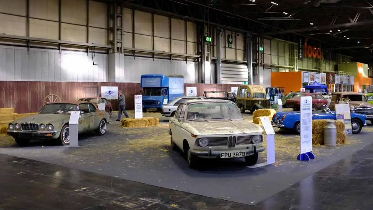 Watch: Classic car enthusiasts show off their retro rides at Birmingham convention thumbnail