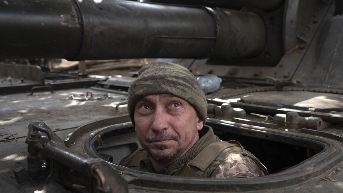 جندي أوكراني يستعد لإطلاق مدفع هاوتزر 2S3 ذاتي الدفع عيار 152 ملم، باتجاه المواقع الروسية على خط المواجهة، قرب باخموت، دونيتسك، أوكرانيا، 25 مارس 2024