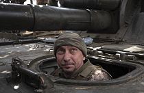 جندي أوكراني يستعد لإطلاق مدفع هاوتزر 2S3 ذاتي الدفع عيار 152 ملم، باتجاه المواقع الروسية على خط المواجهة، قرب باخموت، دونيتسك، أوكرانيا، 25 مارس 2024